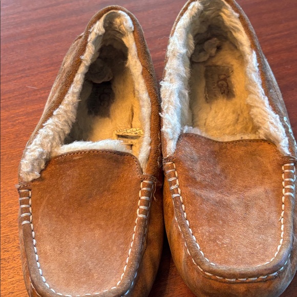 Womens Ugg slippers - Picture 3 of 7